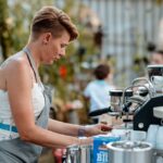 Eine Barista bei der Arbeit.