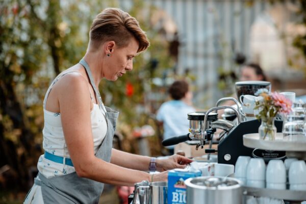 Eine Barista bei der Arbeit.